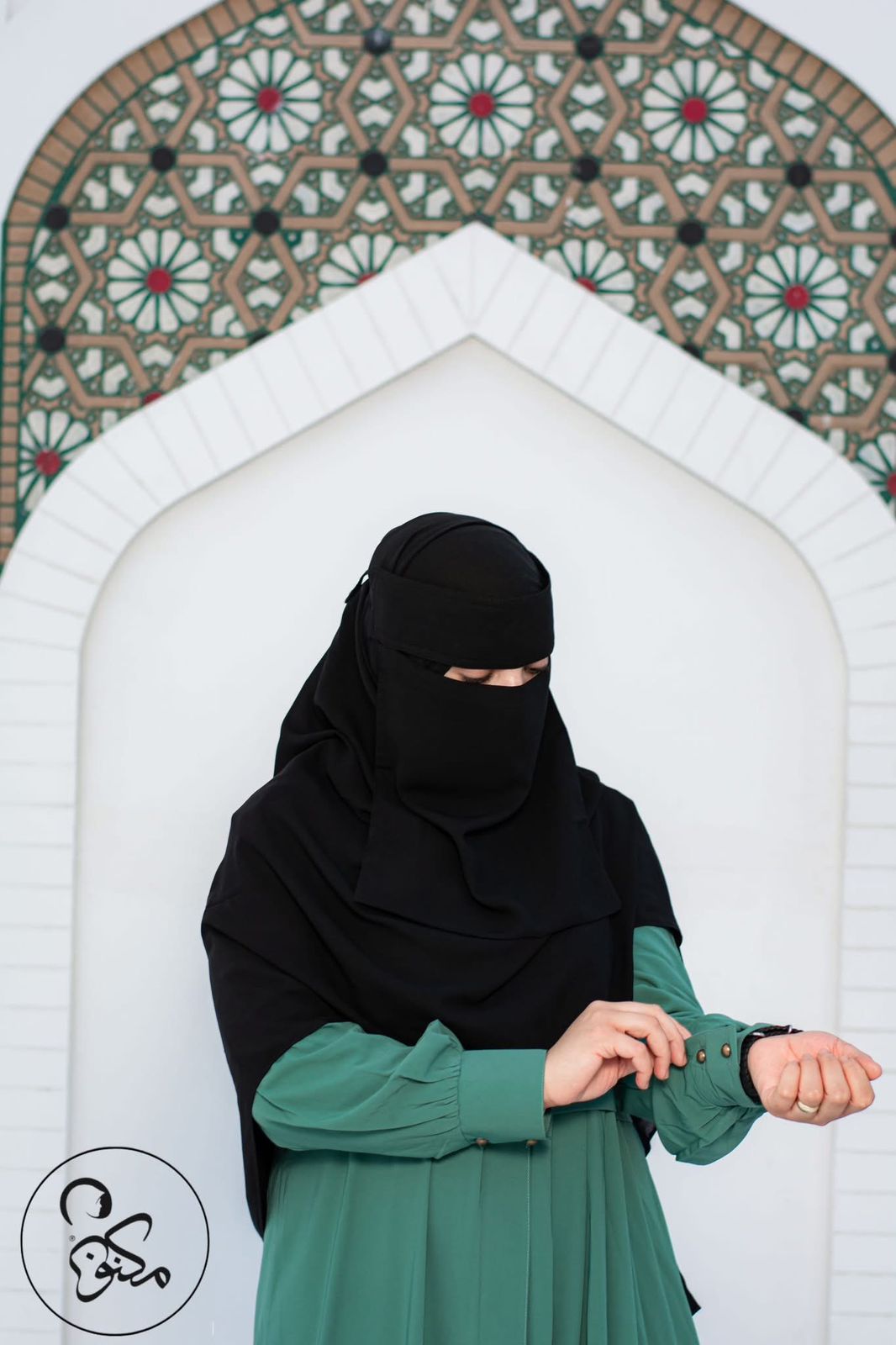 قناع السِتر من مكنون